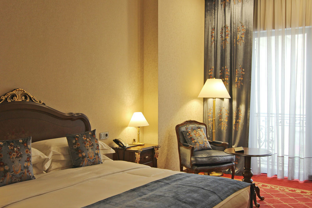 Orion Hotel 비슈케크 외부 사진 A room at the hotel