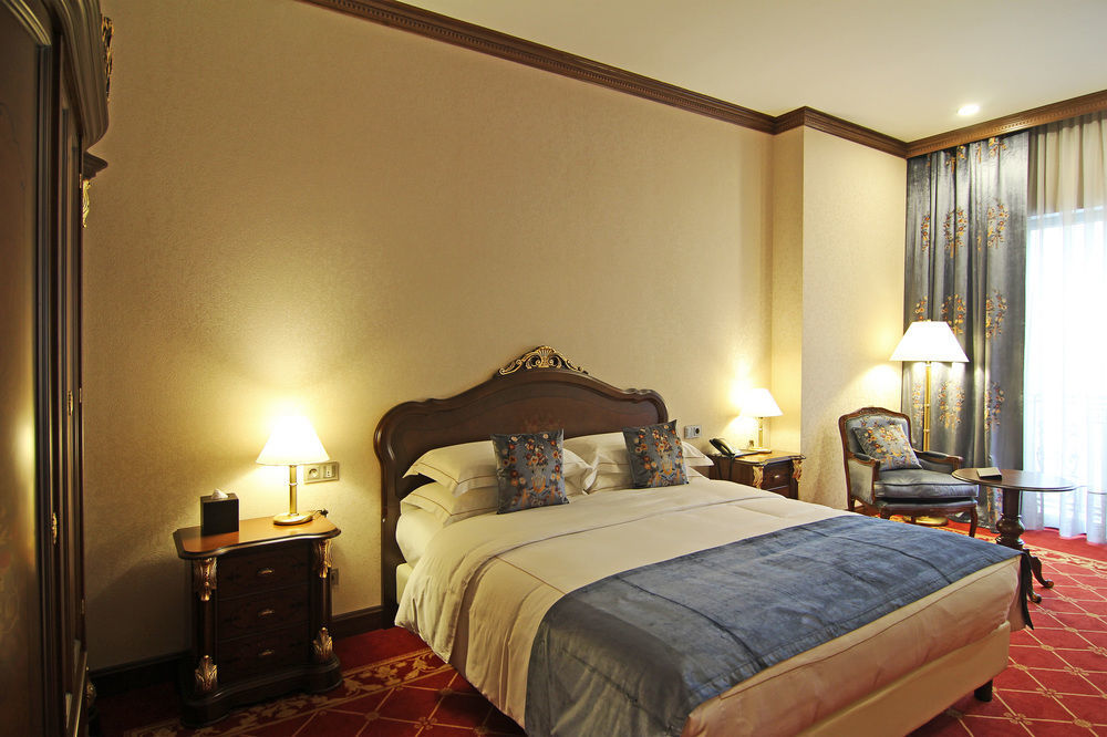 Orion Hotel 비슈케크 외부 사진 A room at the hotel