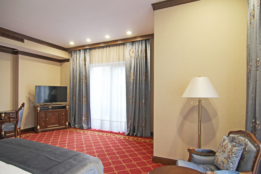 Orion Hotel 비슈케크 외부 사진 A room at the hotel