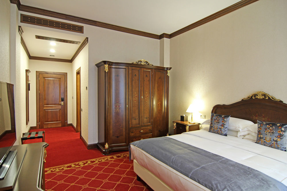 Orion Hotel 비슈케크 외부 사진 A room at the Grand Hotel