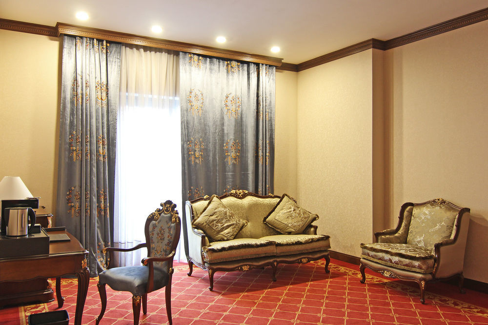 Orion Hotel 비슈케크 외부 사진 A suite at the hotel