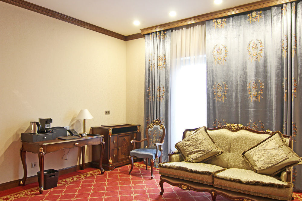 Orion Hotel 비슈케크 외부 사진 A room at the hotel