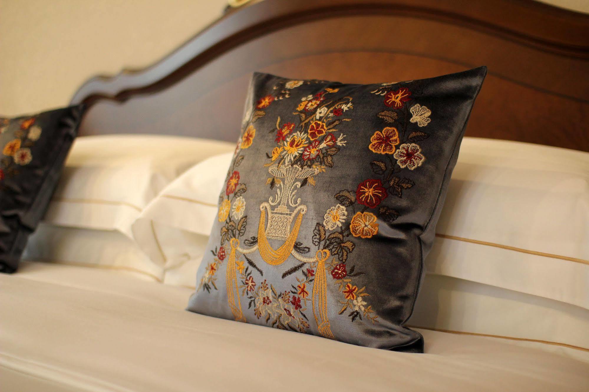 Orion Hotel 비슈케크 외부 사진 A cushion