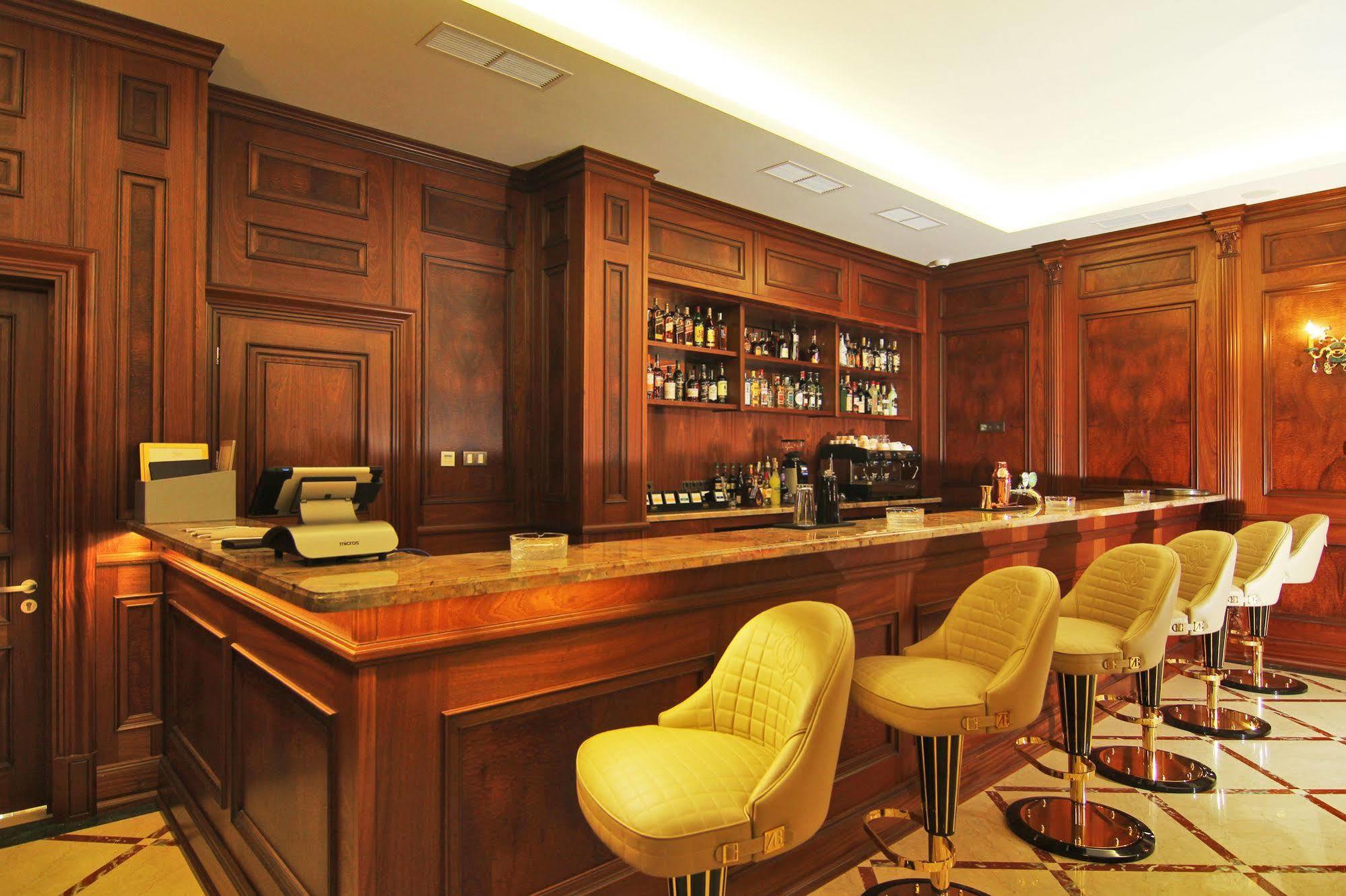 Orion Hotel 비슈케크 외부 사진 The bar at the St. Regis