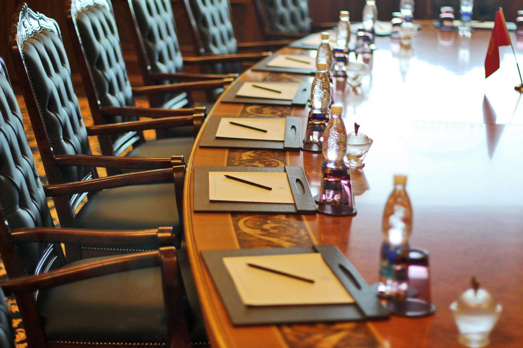 Orion Hotel 비슈케크 외부 사진 The table at the White House Cabinet Room